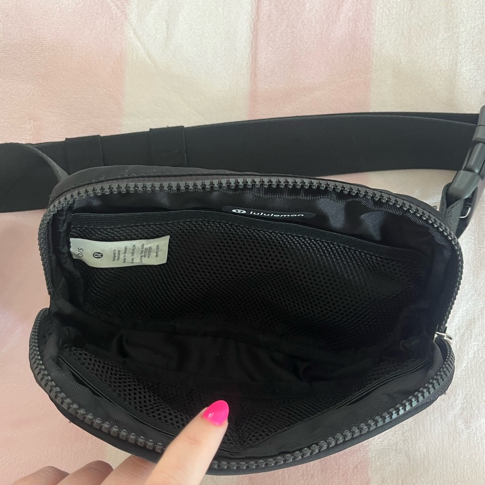 Lululemon Everywhere Belt Bag 1L - Picture 10 of 16
